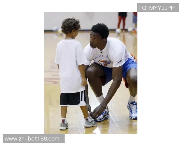 大球后退失足鞋子滑落意外摔倒引发全场哄笑的囧事