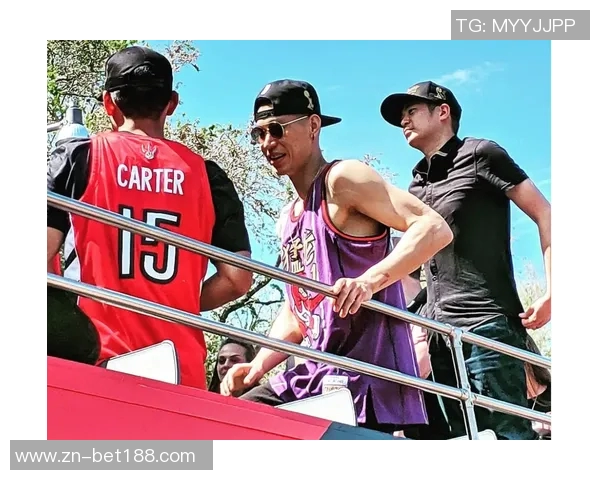 孙兴慜携快船定制球衣展现笑容梦幻联动引发球迷热议