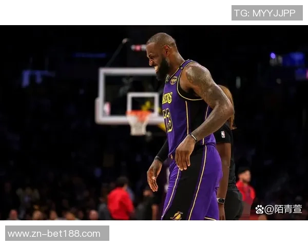 湖人训练场景曝光斯玛特紧逼八村里夫斯全力防守展现团队默契