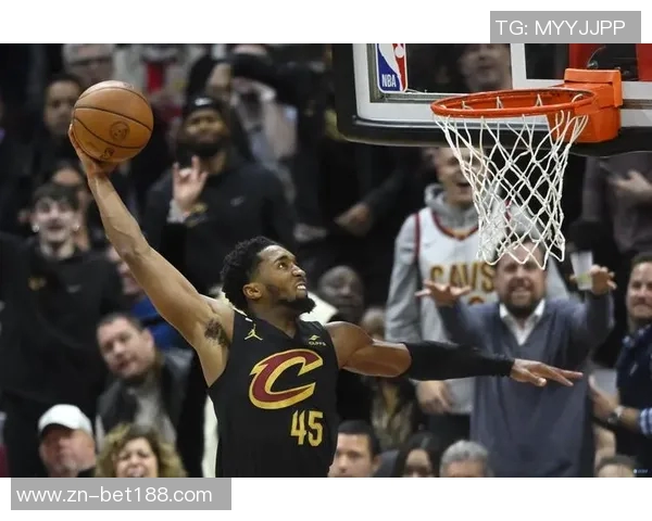 米切尔短暂出战18分钟表现平平贡献7分1板2助2断展现潜力 米切尔短暂出战18分钟表现平平贡献7分1板2助2断展现潜力