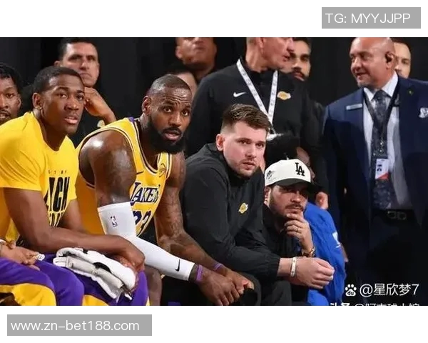 老詹开心点赞东契奇罚球失手未能达成50分替补席队友乐开怀 老詹开心点赞东契奇罚球失手未能达成50分替补席队友乐开怀