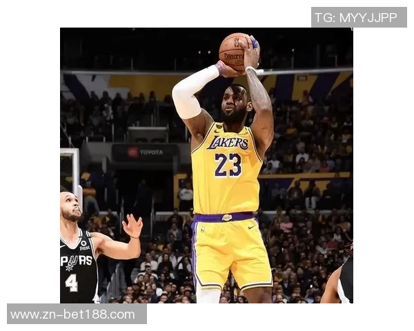 詹姆斯投篮与传球给八村的差异何在为何引发如此争议